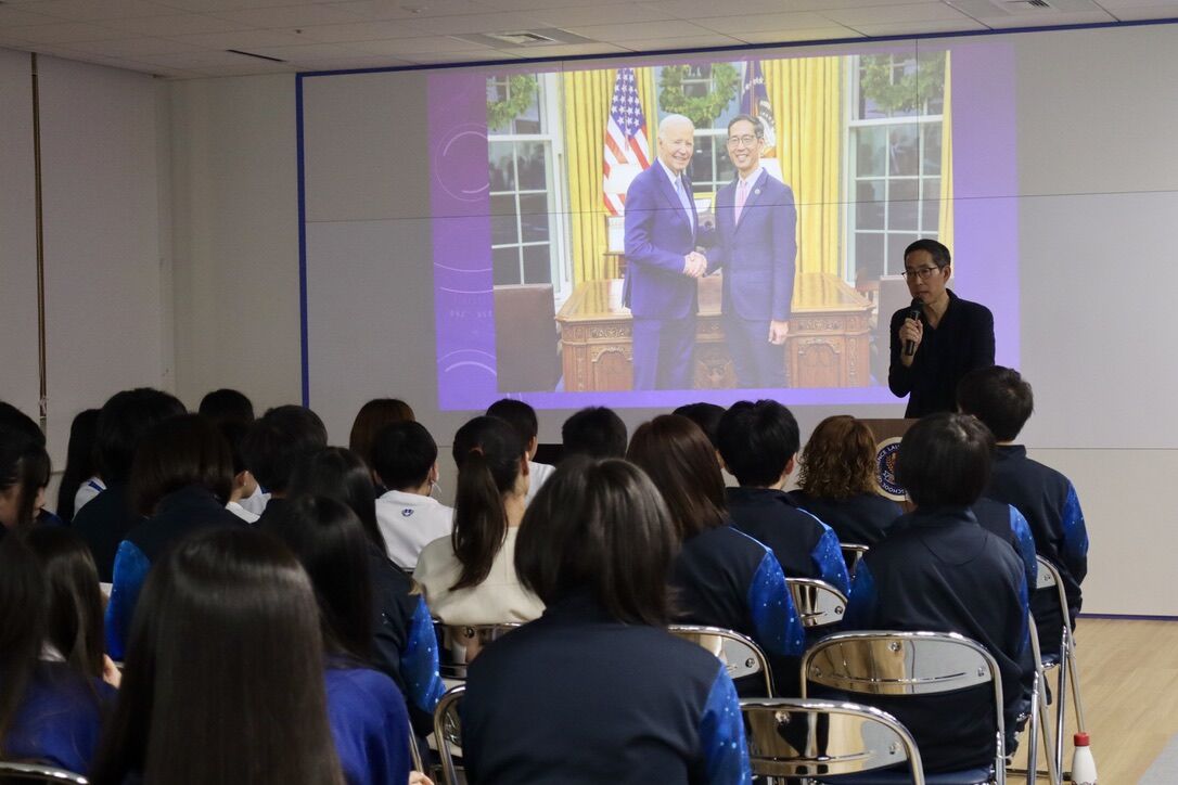 Kei Koizumi addressing students Tokyo